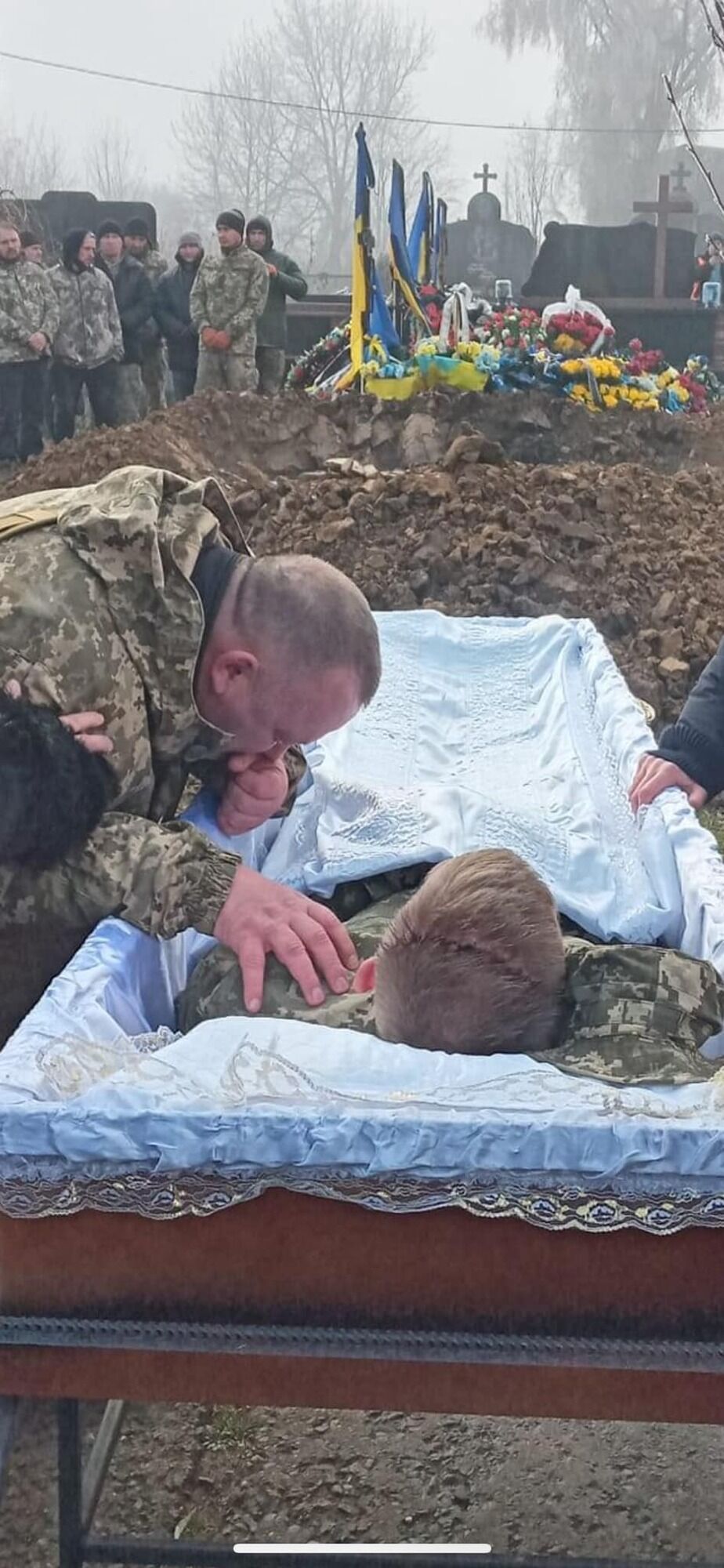 У Чернівцях попрощалися з рятувальником, який загинув у боях за Україну: життя його сина теж забрала війна. Фото 