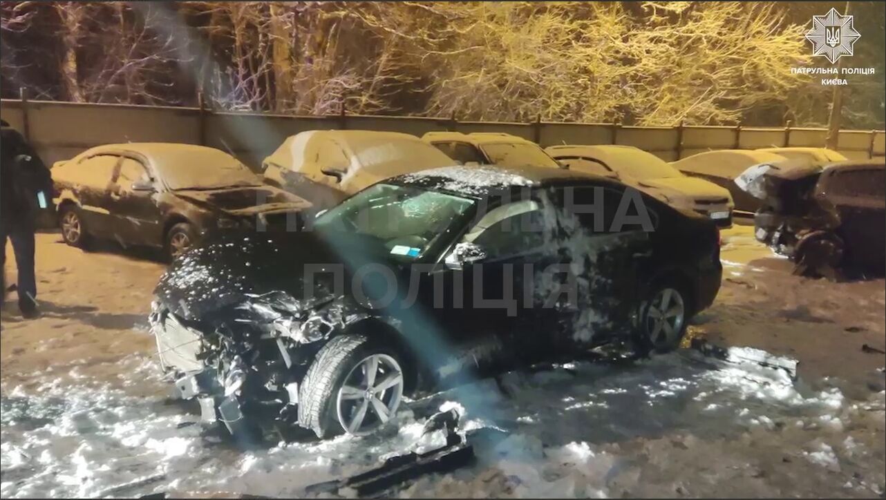 Убегал от полиции: в Киеве пьяный водитель снес забор и протаранил несколько припаркованных машин. Видео