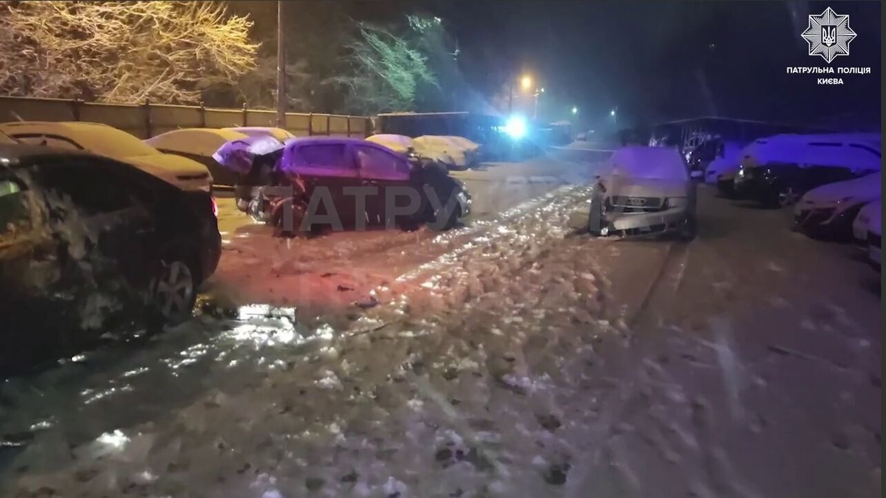 Тікав від поліції: у Києві п’яний водій зніс паркан та протаранив кілька припаркованих машин. Відео