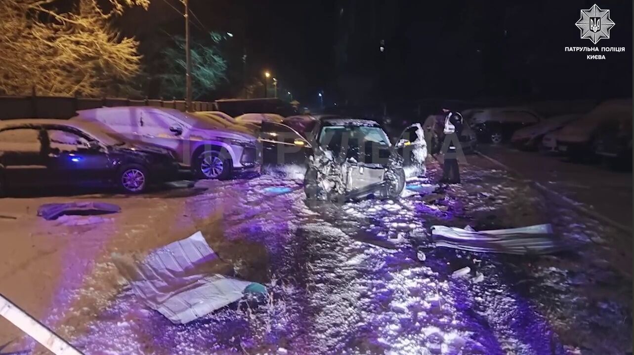 Тікав від поліції: у Києві п’яний водій зніс паркан та протаранив кілька припаркованих машин. Відео