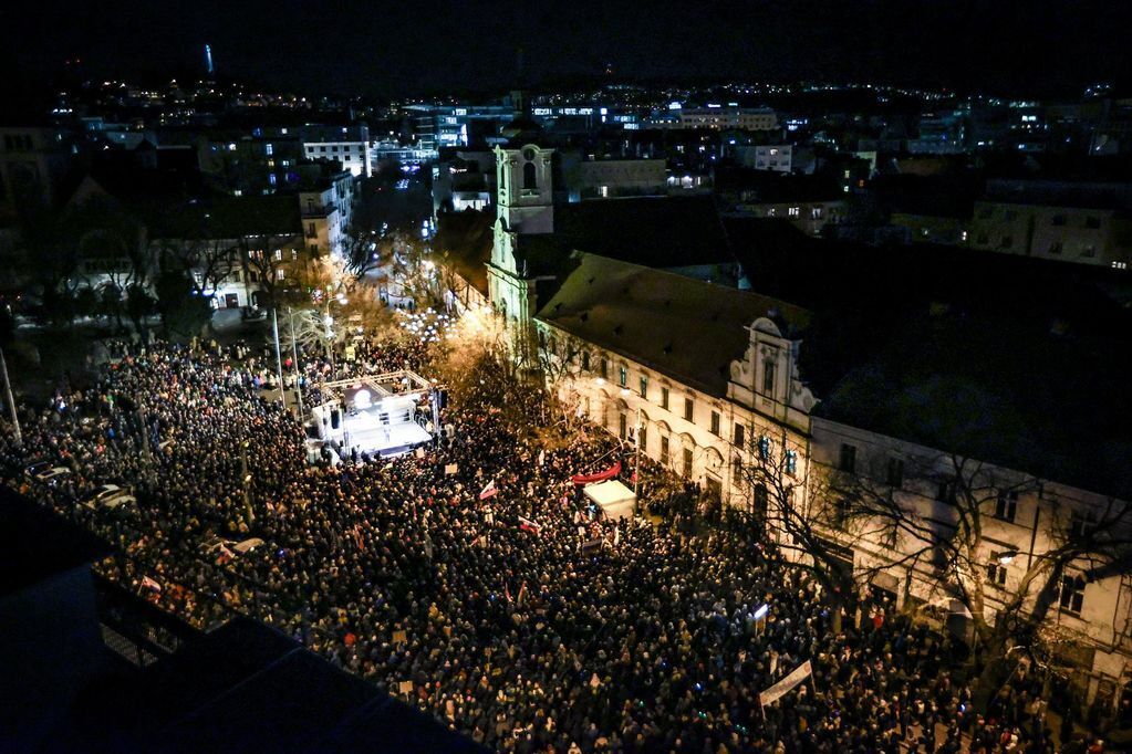 В Словакии тысячи людей вышли на протесты против правительства Фицо: что происходит и чего требуют митингующие. Фото