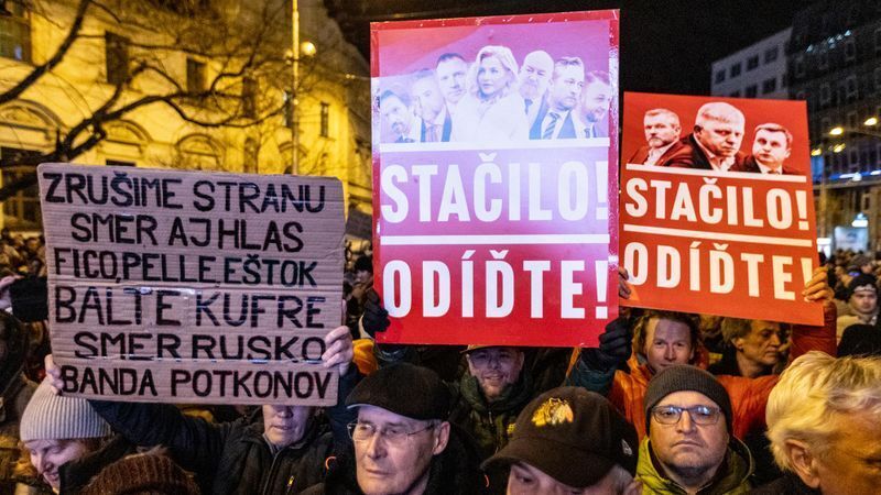 У Словаччині тисячі людей вийшли на протести проти уряду Фіцо: що відбувається і чого вимагають мітингувальники. Фото