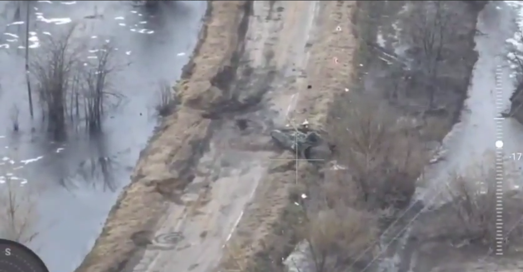 Перетворили на брухт: з'явилися яскраві кадри знищення розхваленого російського танка Т-90 на лівобережжі Херсонщини. Відео