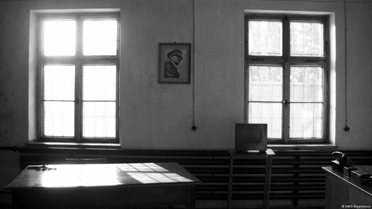 Портрет Гітлера в адміністративній будівлі табору Аушвіц
