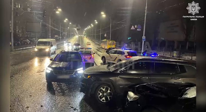 В Киеве водитель попала в ДТП и устроила еще две аварии, убегая от патрульных: чем все закончилось. Видео