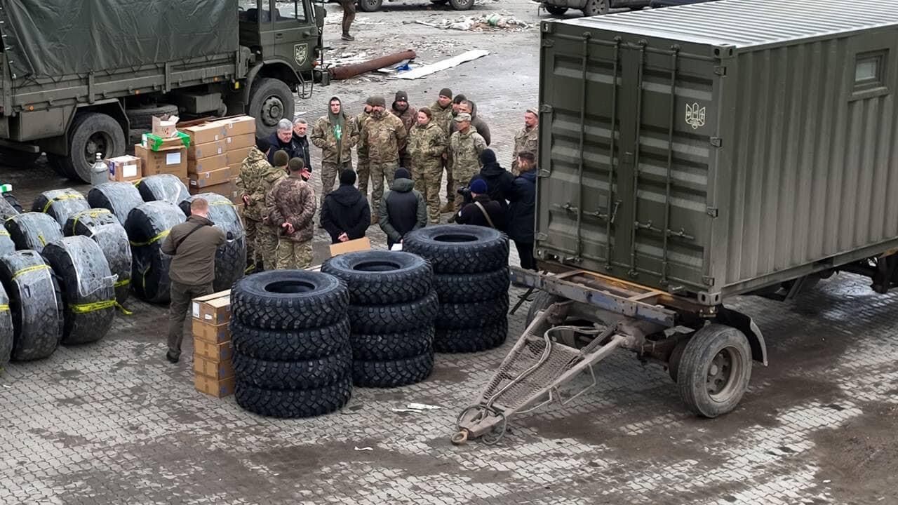 Порошенко привез технику бригадам, воюющим на южном горячем фронте