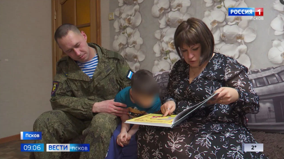 Виктор и Мария Филоновы с ребенком, незаконно вывезенным из Украины
