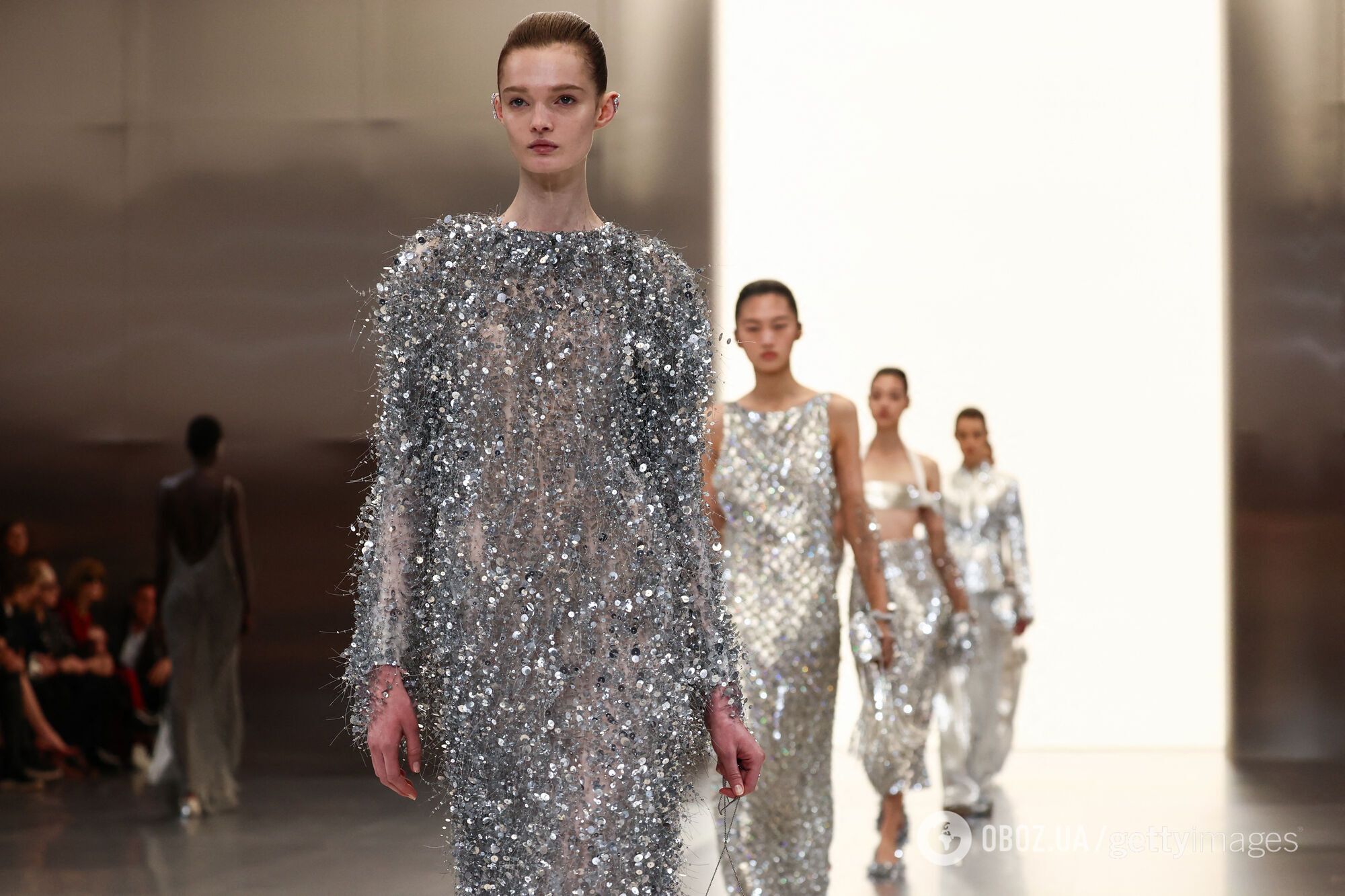 Дети-роботы с микросхемами, обнаженная грудь и зефирные платья: Андре Тан назвал самые яркие образы на Неделе высокой моды в Париже