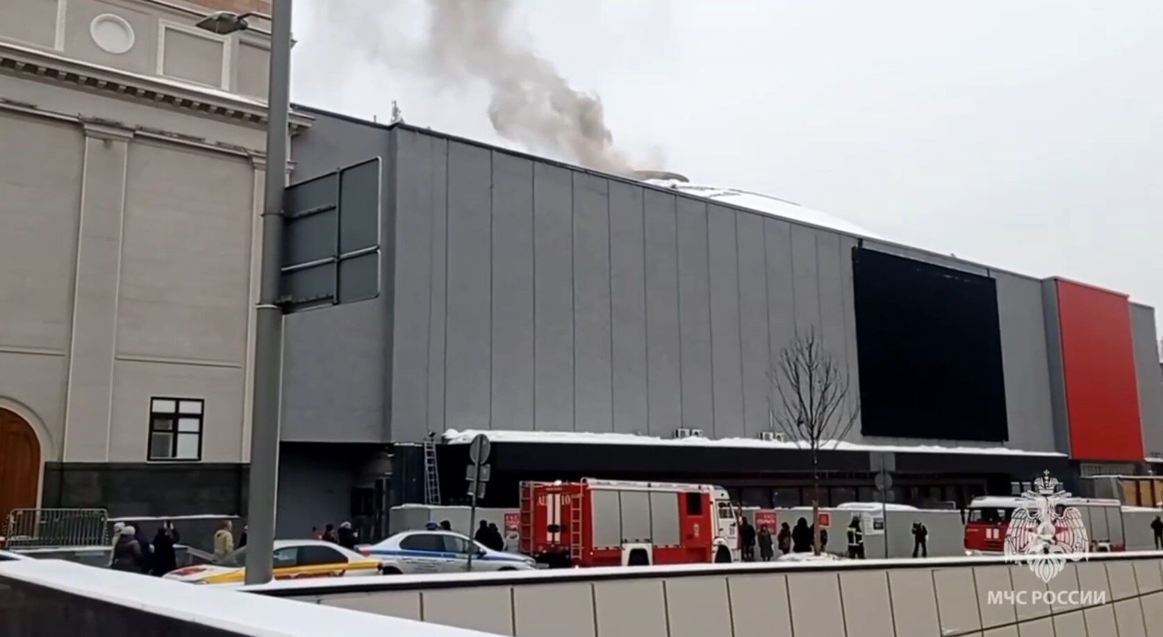 У центрі Москви загорівся Театр сатири: фото і відео з місця пожежі