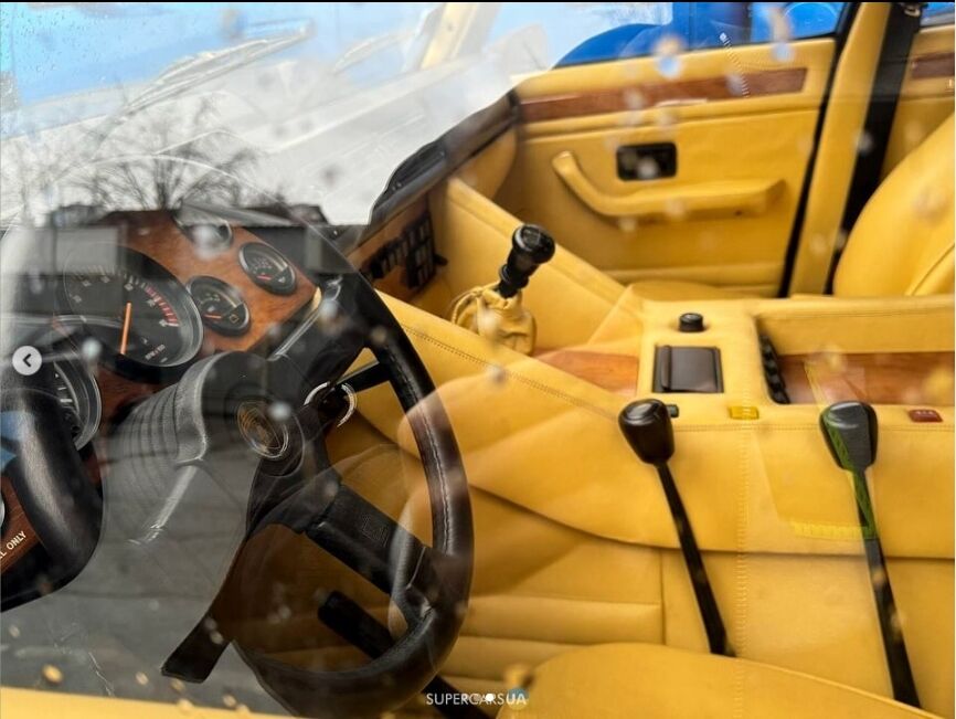Цена стартует от 300 тыс. евро: в Киеве заметили внедорожник Lamborghini LM002, которых в мире около 300. Фото