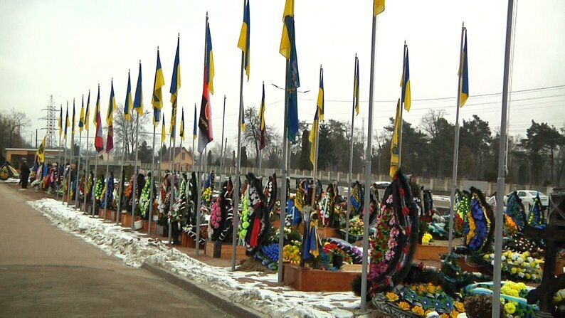 Захищав кордони України з 2014 року: у Житомирі попрощалися із загиблим військовим Миколою Раїнським. Фото і відео