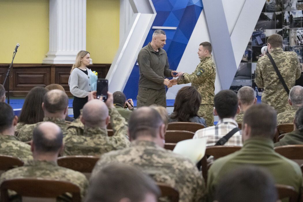 Кличко в День пам’яті Героїв Крут нагородив бійців батальйону ТрО, який влітку 2022 забезпечував протиповітряний захист Києва. Фото