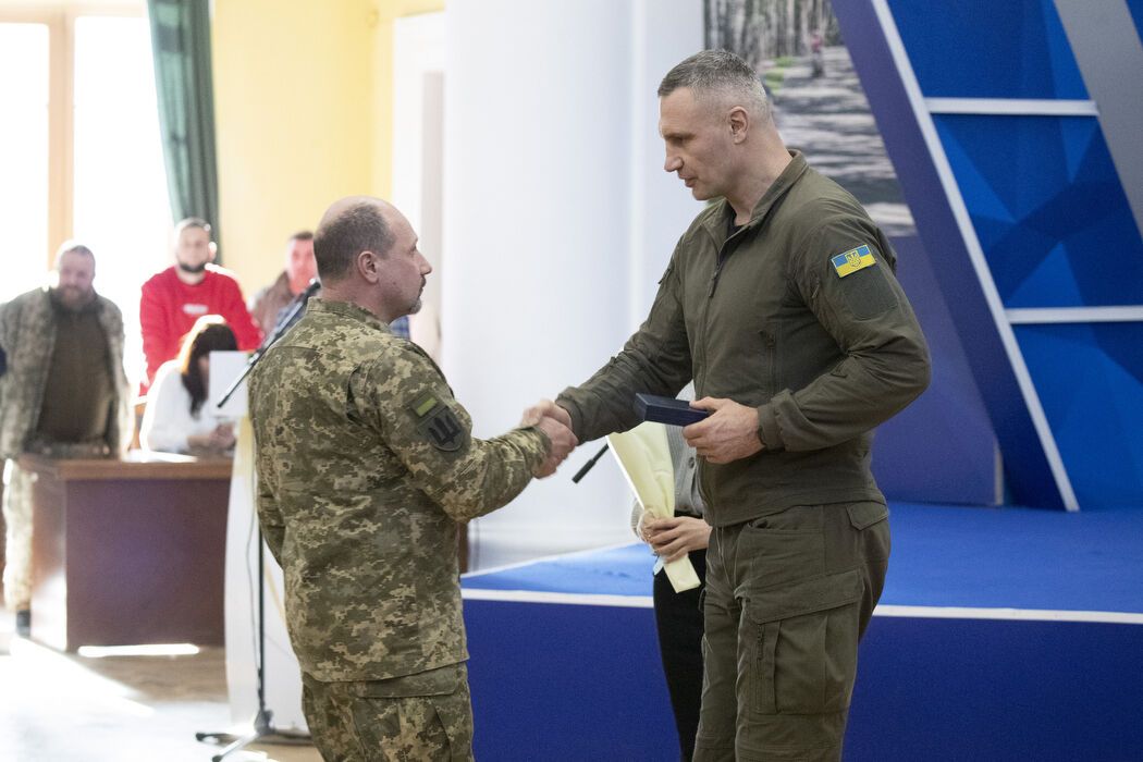 Кличко в День пам’яті Героїв Крут нагородив бійців батальйону ТрО, який влітку 2022 забезпечував протиповітряний захист Києва. Фото