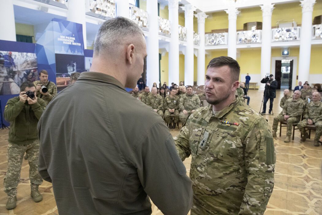 Кличко в День пам’яті Героїв Крут нагородив бійців батальйону ТрО, який влітку 2022 забезпечував протиповітряний захист Києва. Фото