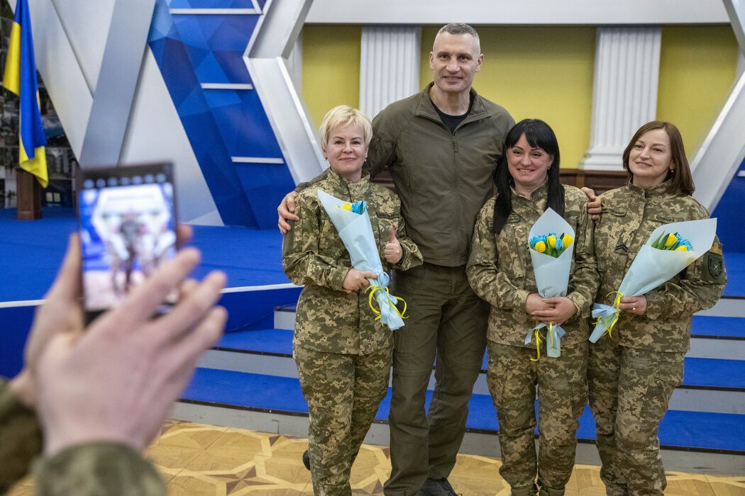 Кличко в День пам’яті Героїв Крут нагородив бійців батальйону ТрО, який влітку 2022 забезпечував протиповітряний захист Києва. Фото