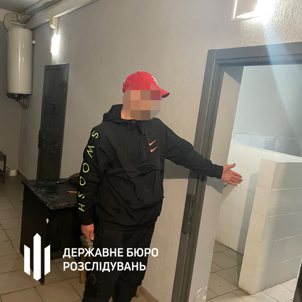 "Знайшли" наркотики і тримали в підвалі: у Києві правоохоронці вимагали в іноземця понад $10 тис. за звільнення. Фото