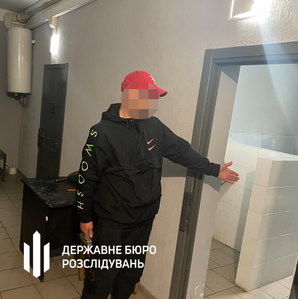 "Нашли" наркотики и держали в подвале: в Киеве правоохранители требовали у иностранца более $10 тыс. за освобождение. Фото