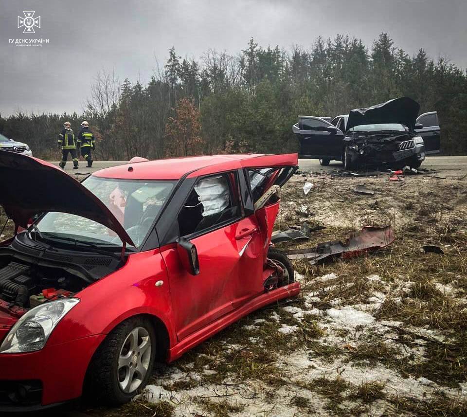 Под Киевом на скорости столкнулись две легковушки: одного из водителей из изувеченного авто доставали спасатели. Фото