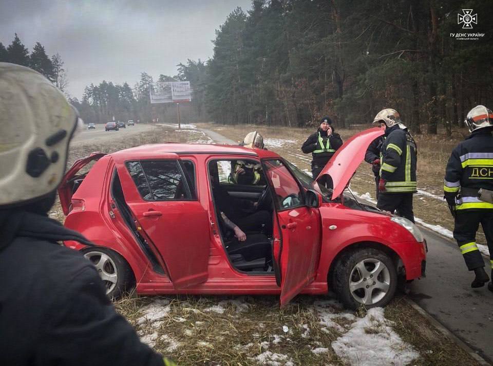 Под Киевом на скорости столкнулись две легковушки: одного из водителей из изувеченного авто доставали спасатели. Фото