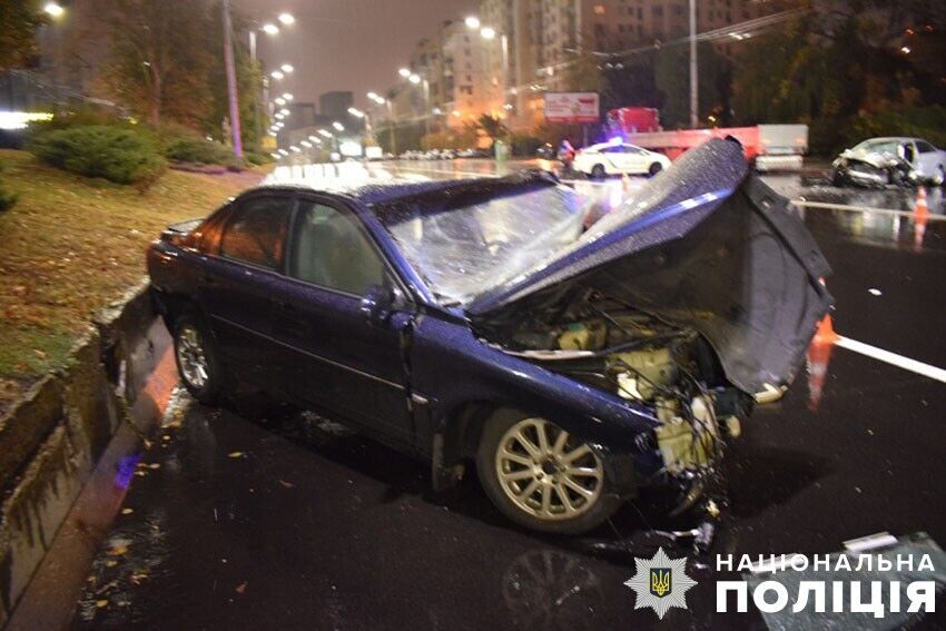 У Києві п’яний водій Volvo на зустрічній протаранив легковик: є загибла. Фото і подробиці