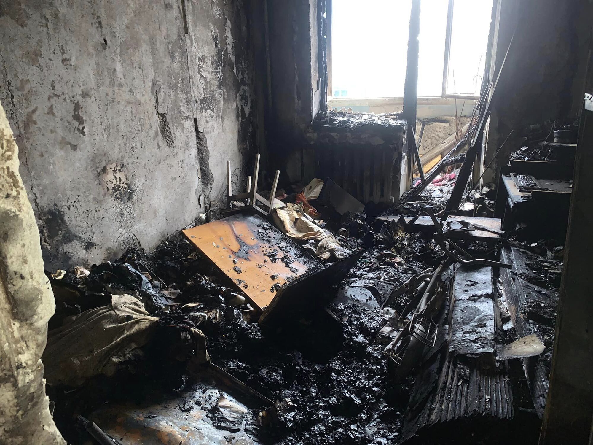 Слезы перемешиваются с пеплом: в Киеве из-за ракетной атаки без жилья осталась мать двоих детей. Фото