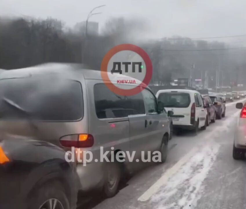 У Києві на Печерську сталась аварія за участі одразу семи авто. Відео