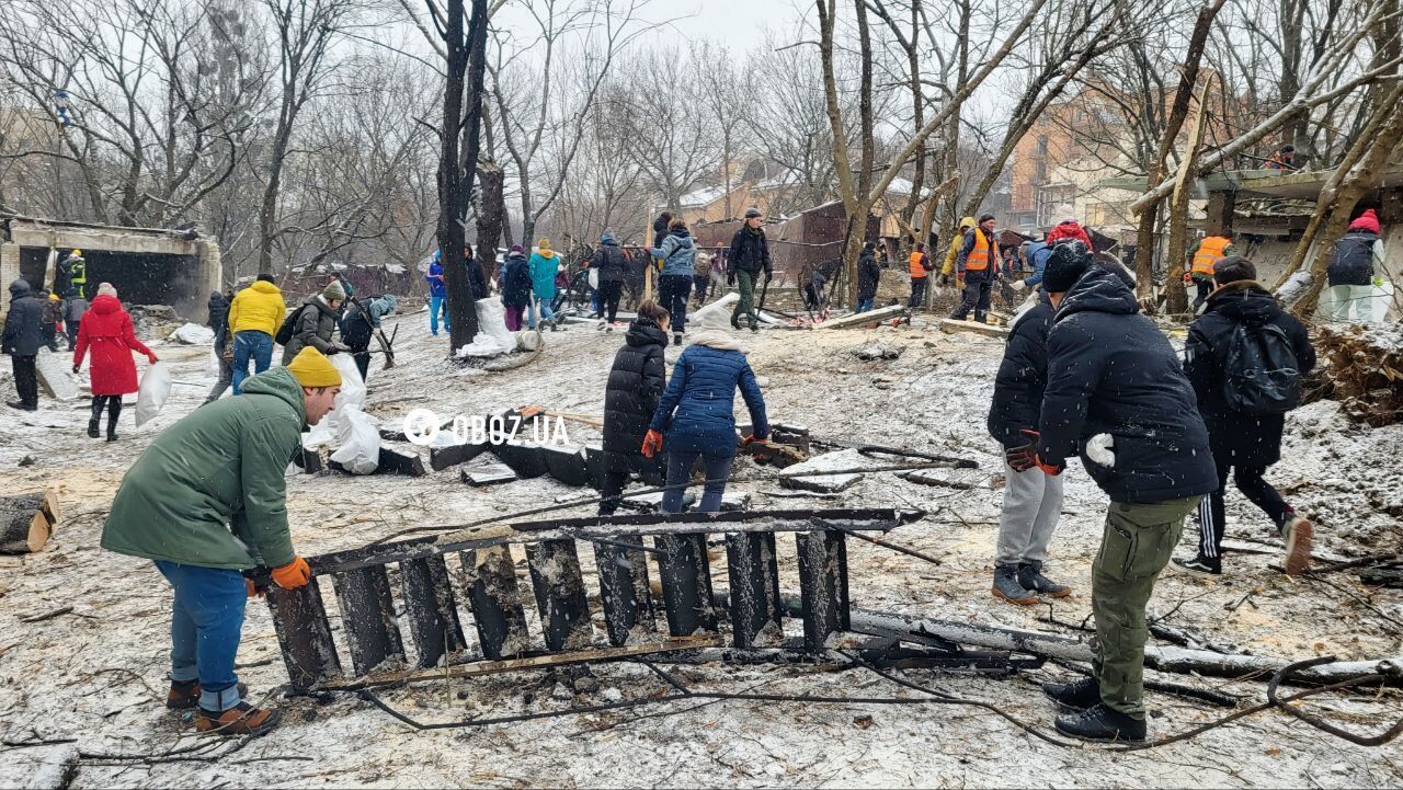 В Киеве коммунальщики и активисты устроили уборку у поврежденной обломками ракеты многоэтажки. Фото и видео