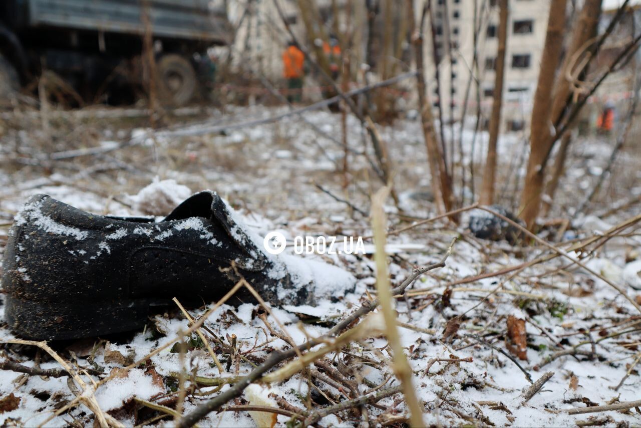 У Києві комунальники та активісти влаштували прибирання біля пошкодженої уламками ракети багатоповерхівки. Фото і відео