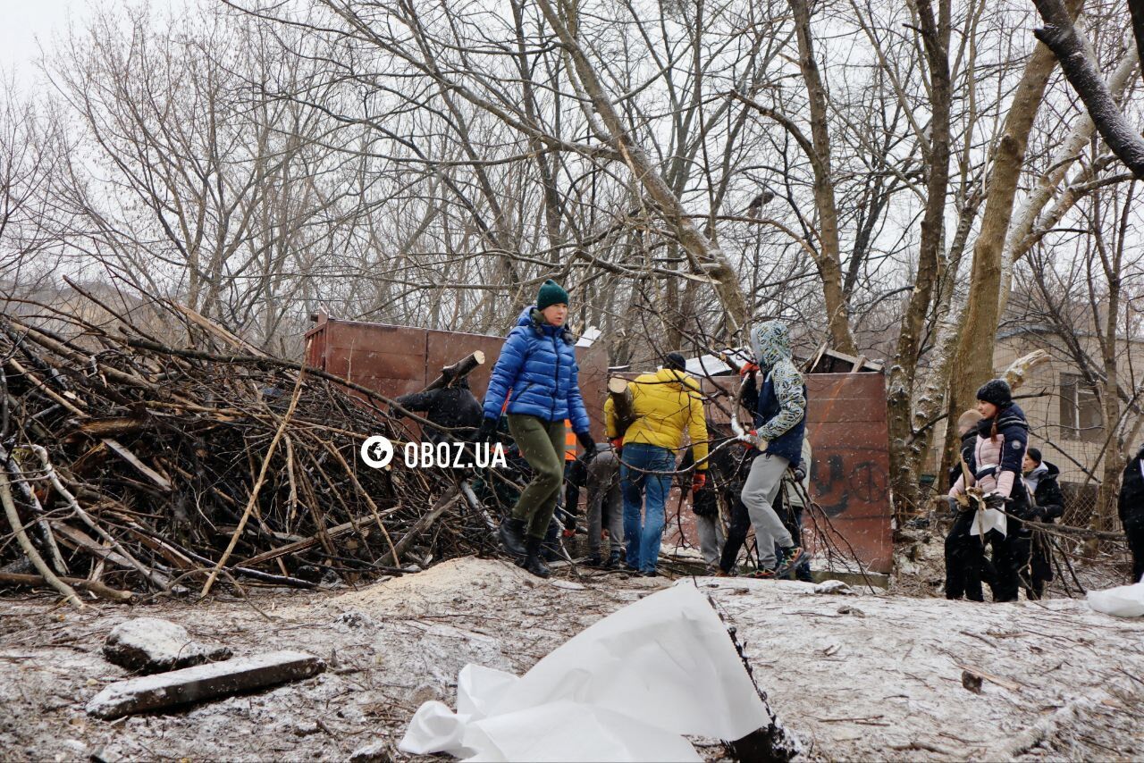 В Киеве коммунальщики и активисты устроили уборку у поврежденной обломками ракеты многоэтажки. Фото и видео