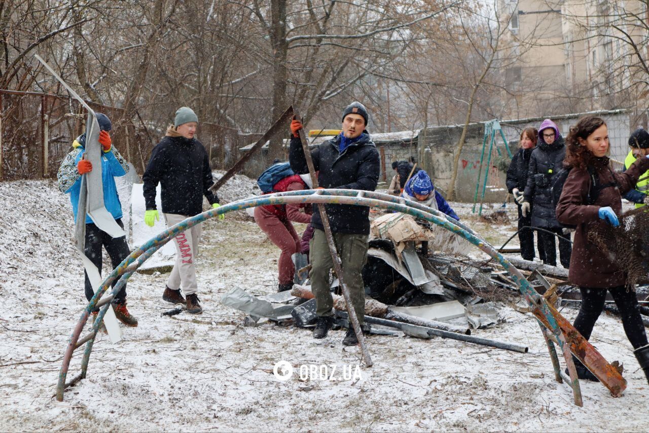 В Киеве коммунальщики и активисты устроили уборку у поврежденной обломками ракеты многоэтажки. Фото и видео