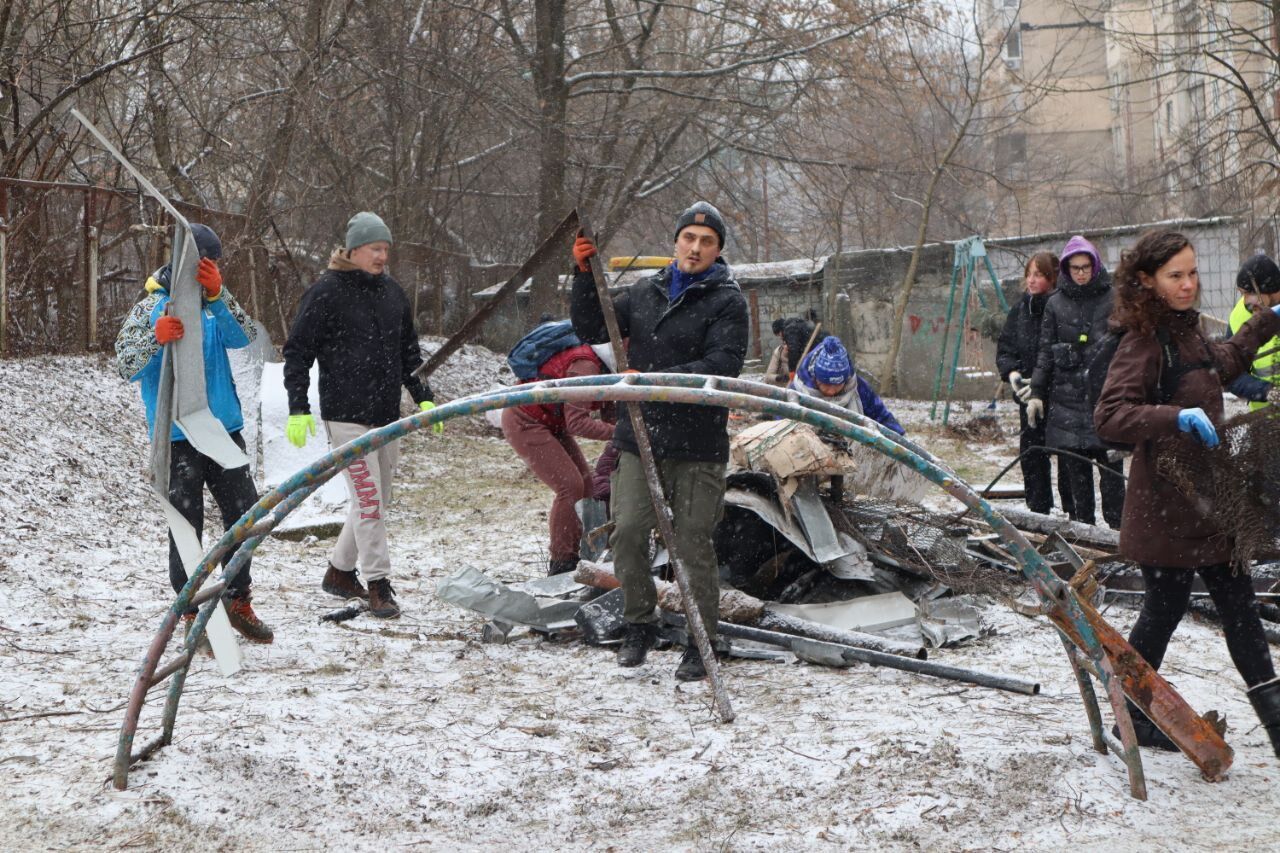 У Києві комунальники та активісти влаштували прибирання біля пошкодженої уламками ракети багатоповерхівки. Фото і відео