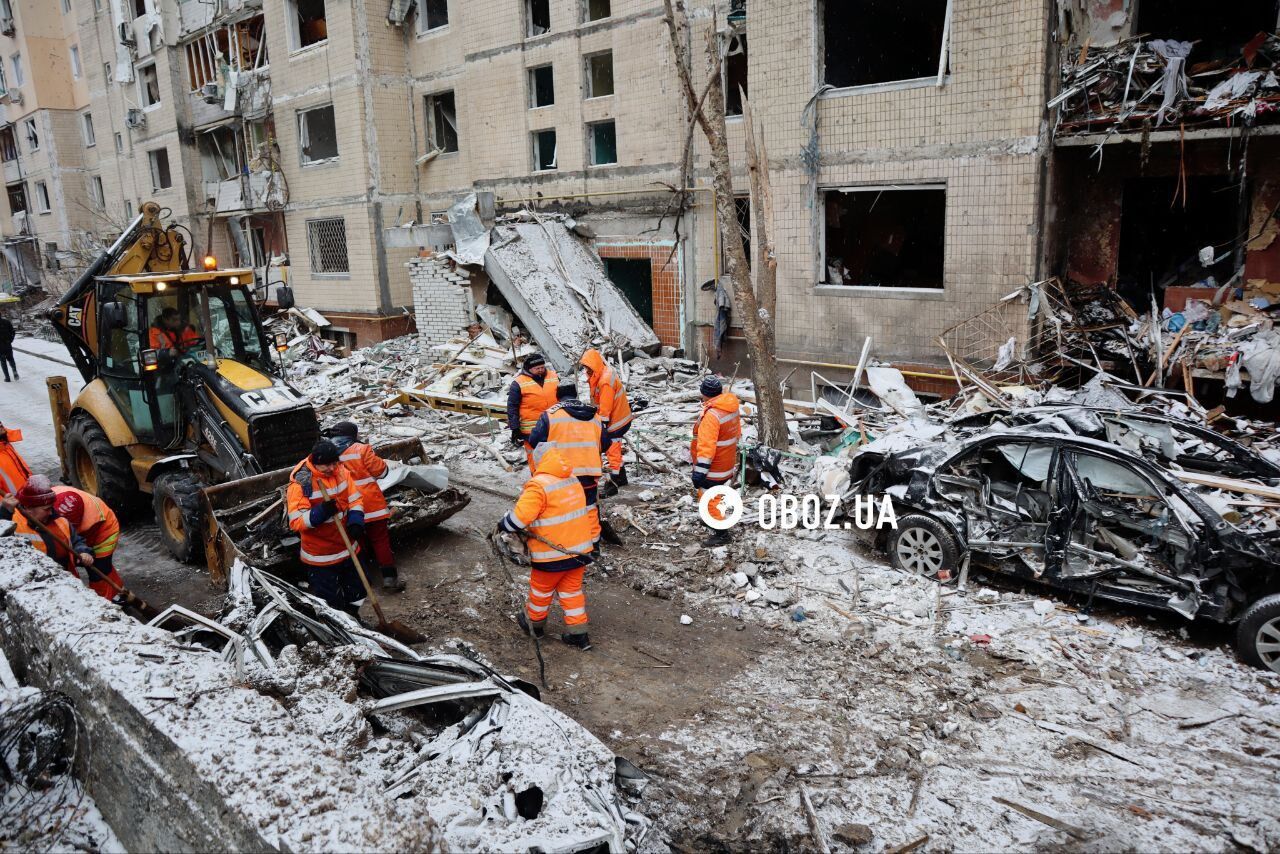 У Києві комунальники та активісти влаштували прибирання біля пошкодженої уламками ракети багатоповерхівки. Фото і відео