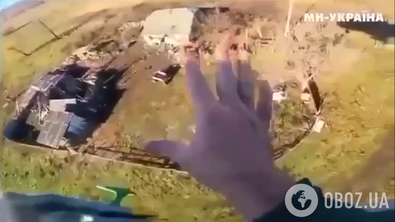 Пилот вертолета машет рукой ребенку