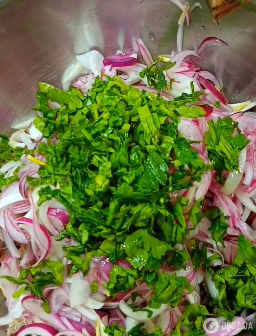 Элементарный салат ''Холодный шашлык'' с куриными желудочками: заправляется майонезом