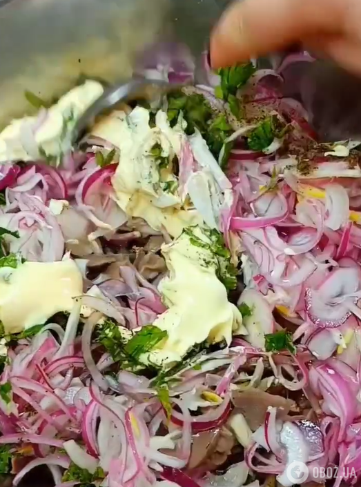 Элементарный салат ''Холодный шашлык'' с куриными желудочками: заправляется майонезом