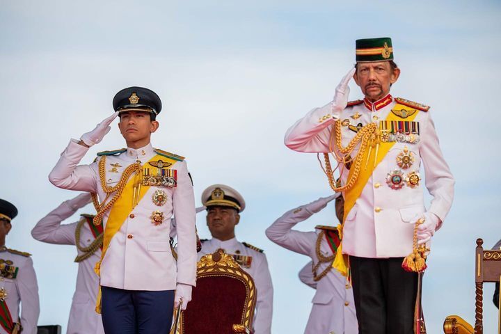 32-летний принц Брунея показал первое фото невесты и ее огромного кольца