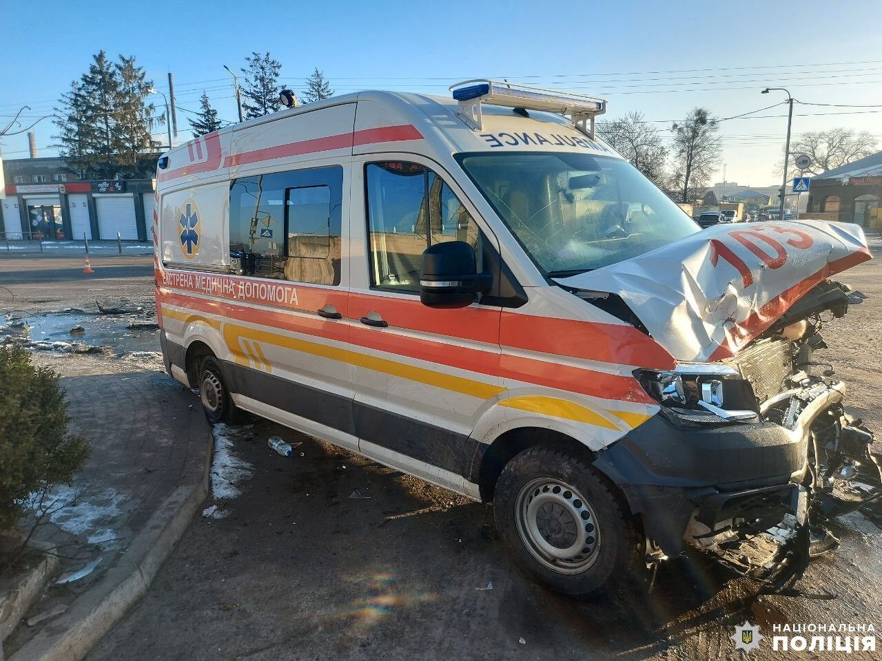 На Рівненщині зіткнулись швидка, яка везла пацієнтку, та легковик:  є  постраждалі. Фото 