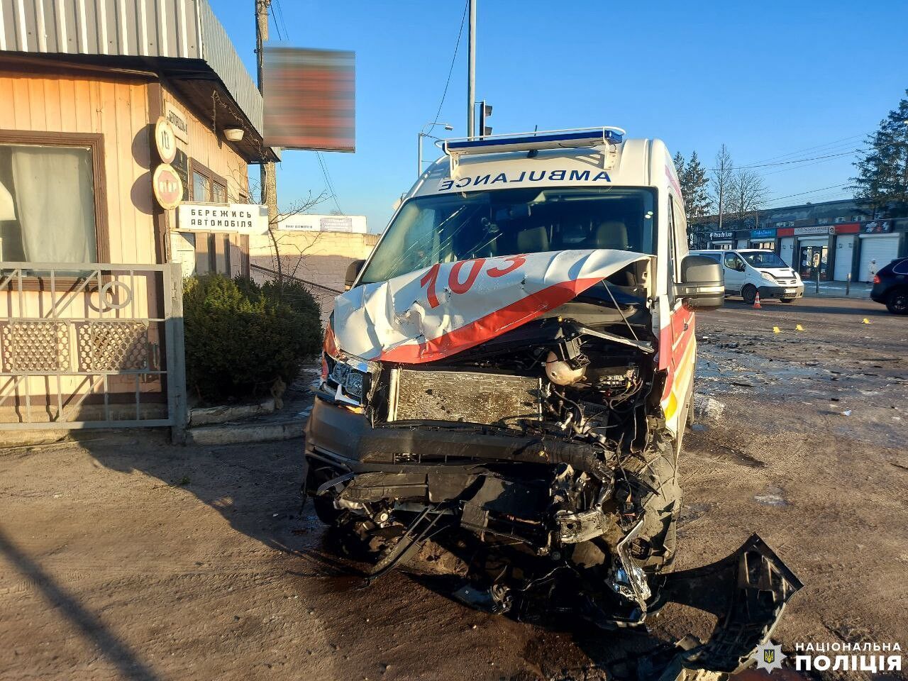 На Рівненщині зіткнулись швидка, яка везла пацієнтку, та легковик:  є  постраждалі. Фото 