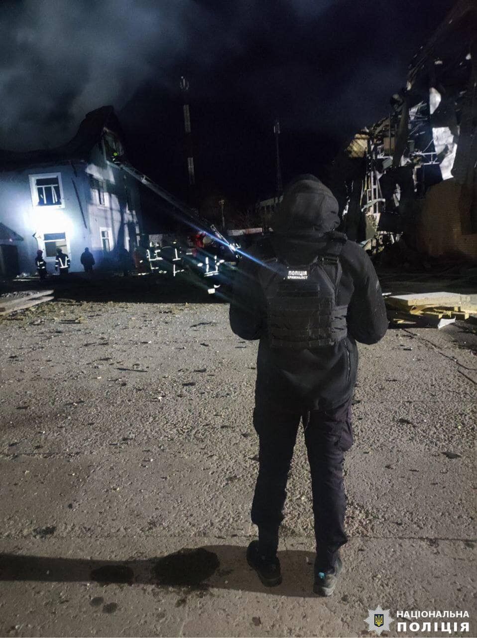 Була пожежа, пошкоджено будівлю та автомобілі: наслідки атаки дронами на Київщині 30 січня. Фото