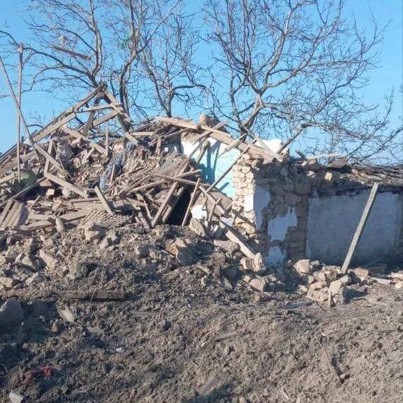 Окупанти скинули вибухівку з дрона біля гуманітарного штабу в Бериславі: є постраждалий. Фото 
