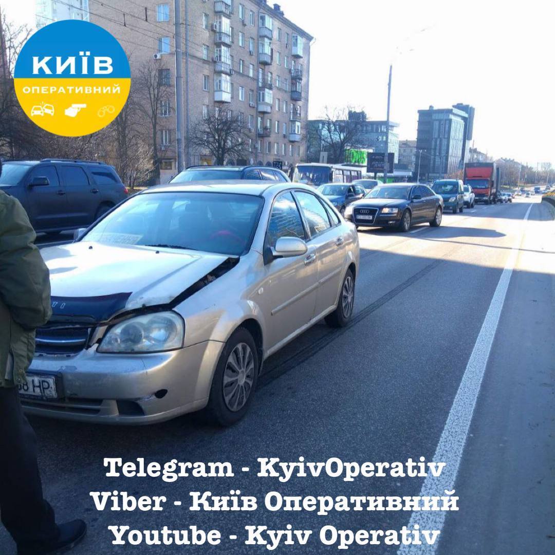 В Киеве на Печерске произошло ДТП с участием пяти авто: образовалась пробка. Фото