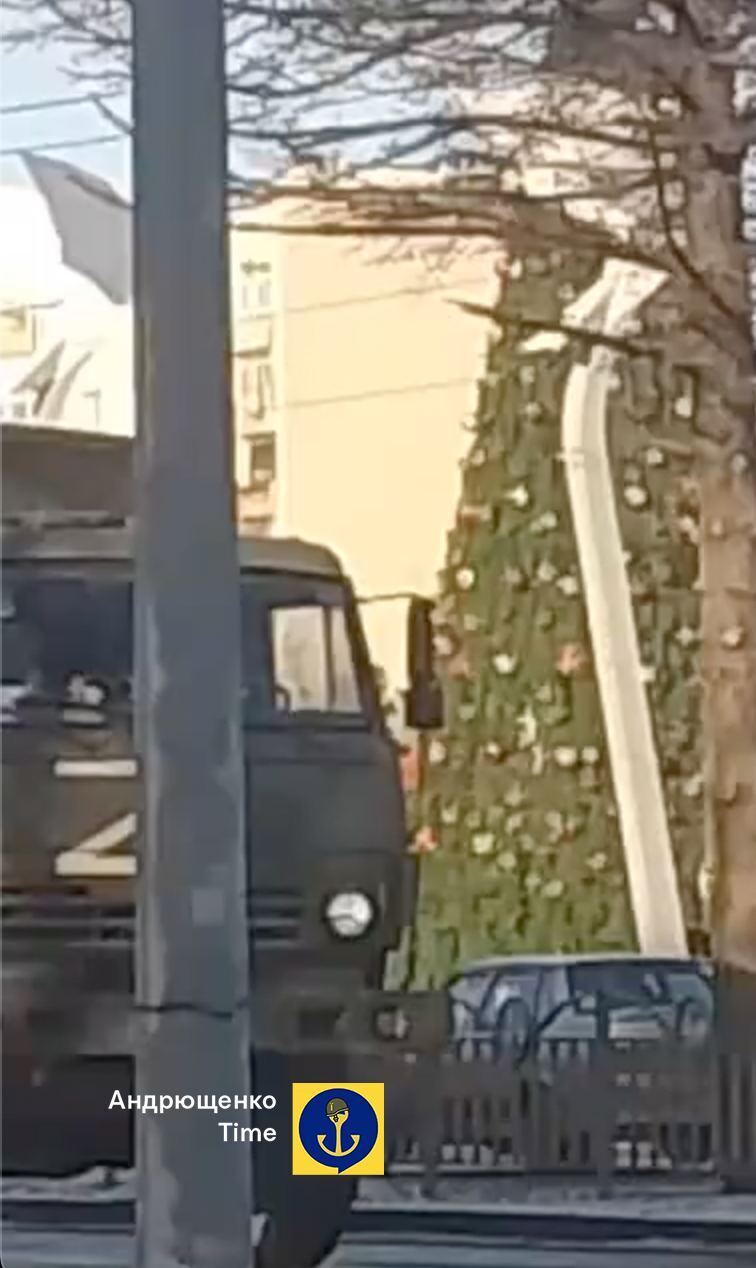 В окупованому Маріуполі зафіксували рух російських військових вантажівок у бік Бердянська й Урзуфа