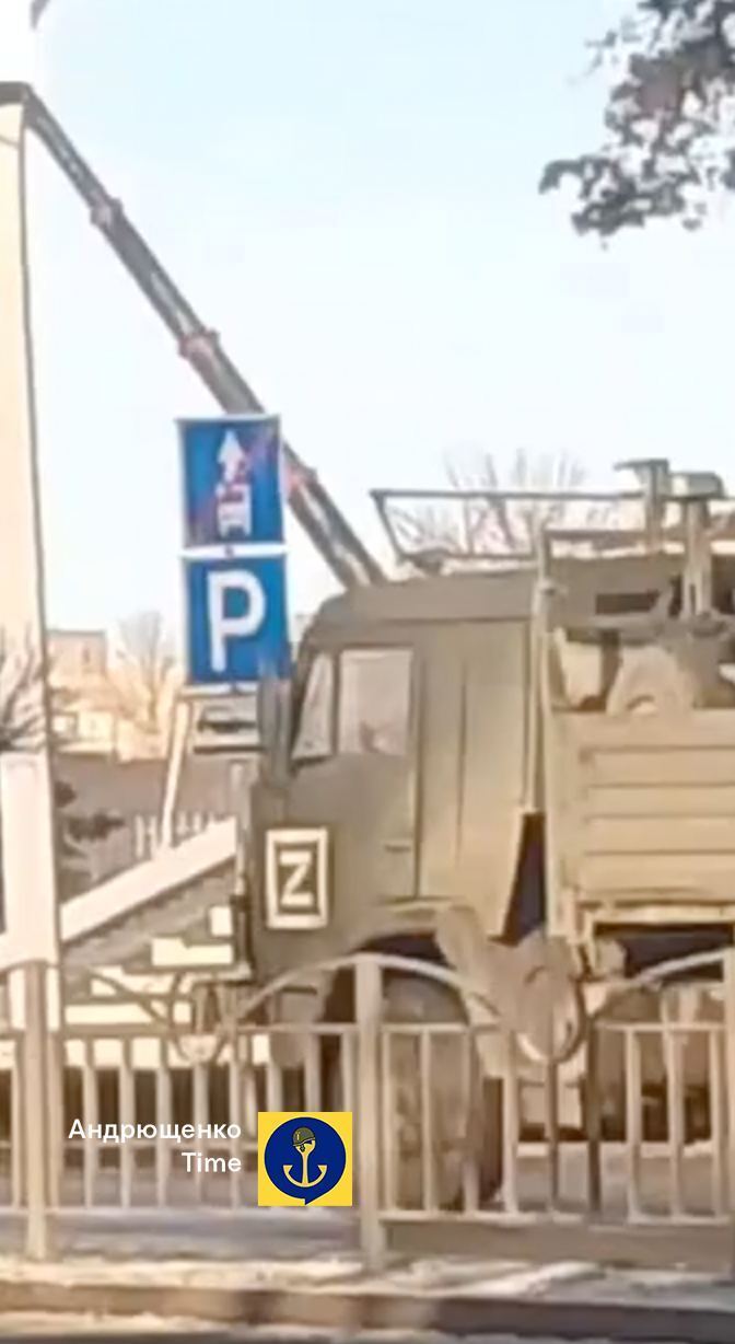В оккупированном Мариуполе зафиксировали движение российских военных грузовиков в сторону Бердянска и Урзуфа