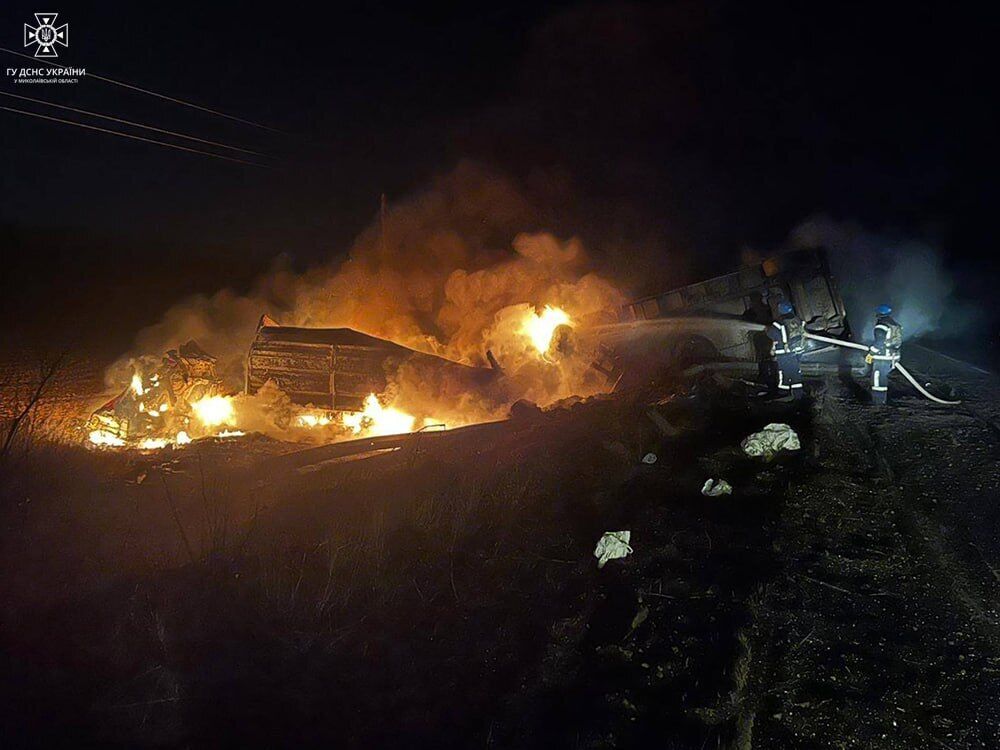 На Николаевщине из-за падения обломков дрона вспыхнул грузовик с семенами подсолнечника: пострадал водитель. Фото