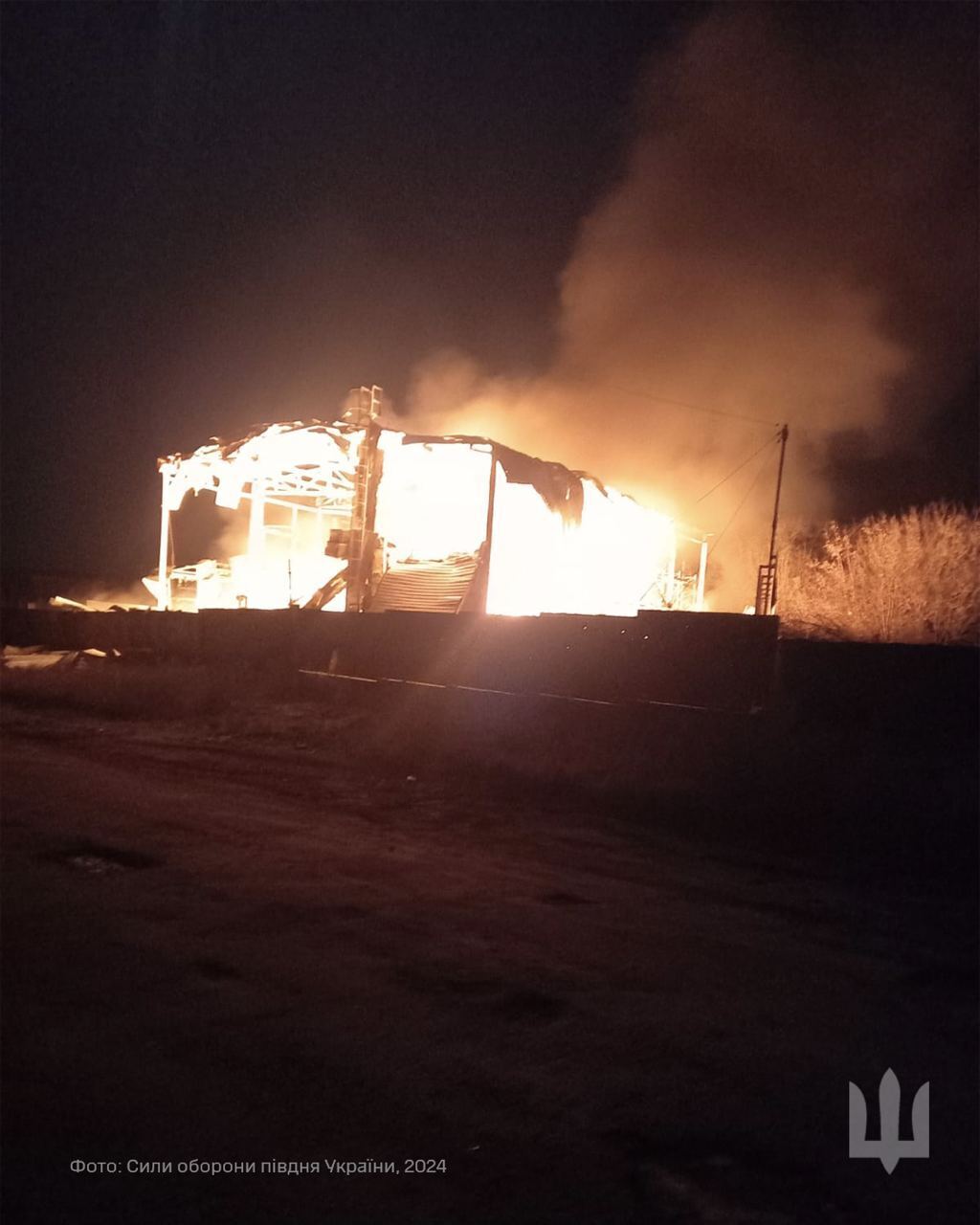 Окупанти вдарили по Херсонщині, є приліт в агропідприємство: спалахнула пожежа. Фото