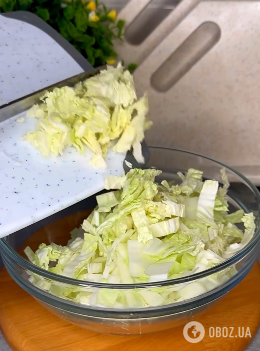 Чем заправить салат из пекинской капусты, кроме майонеза: получится гораздо полезнее