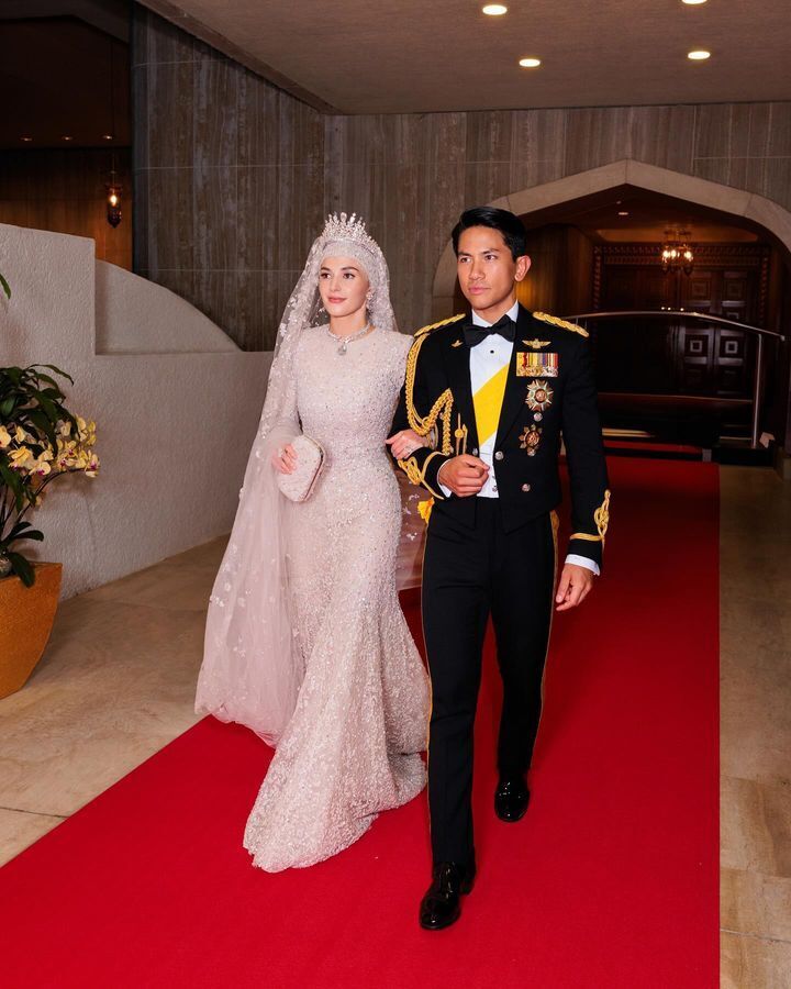 Сукня з ефектом водоспаду. Дружина принца Брунею повторила "сліпучий" образ Кейт Міддлтон