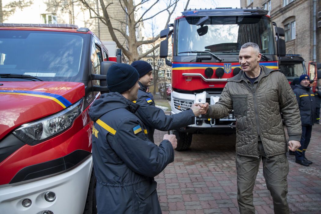 Оснащені сучасними системами піногасіння: Кличко показав пожежні машини, які Києву передали німецькі партнери. Фото