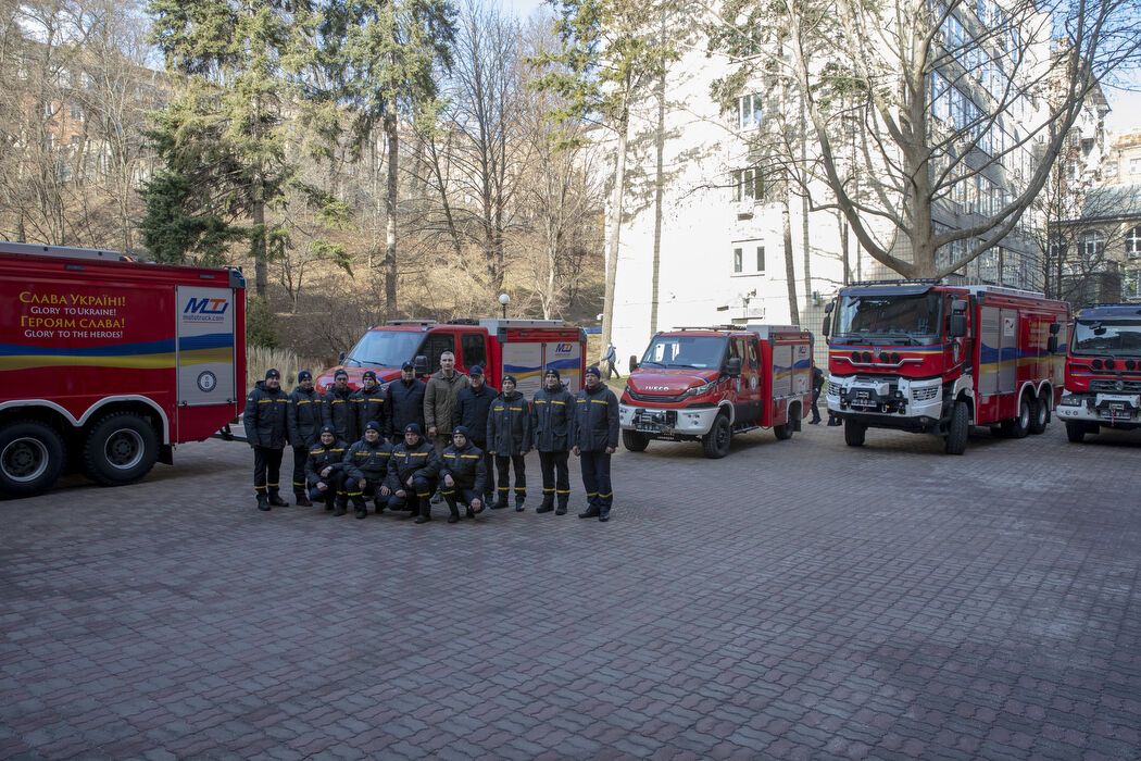 Оснащені сучасними системами піногасіння: Кличко показав пожежні машини, які Києву передали німецькі партнери. Фото