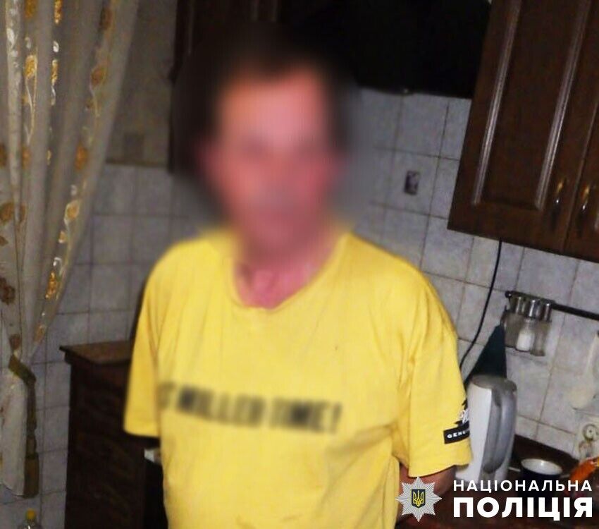 У Києві чоловік під час сварки ледь не вбив сусіда: у під’їзді будинку вдарив ножем та втік. Фото